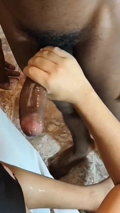 Yarağımın ikinci kısmı büyük kalın siyah yarağı sarı bir tangayla komşuma gönderiyorum. | Klip 1