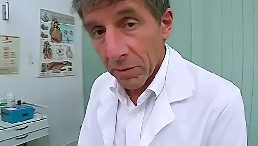 Edepsiz doktor bugün sikişmek istiyor
