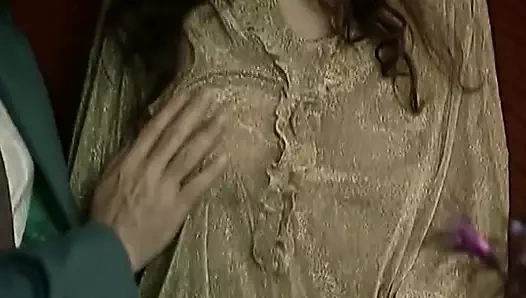 Harika bir vücuda sahip seksi bir Alman bebek kıllı muff'unu dövülerek alır