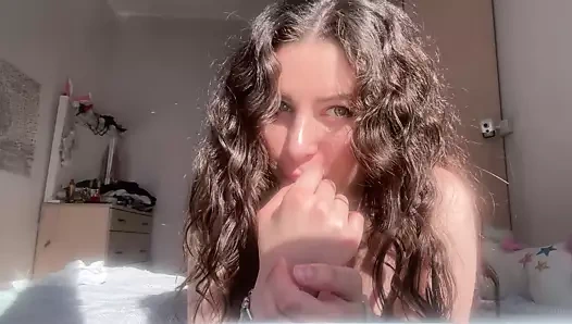 Genç orta yaşlı seksi kadın evde tek başına mastürbasyon yapıyor