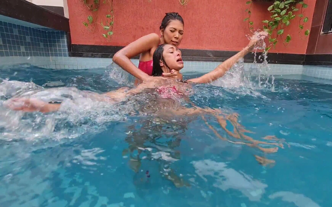 SUALTı HAVA KONTROLÜ - DOMINA IZABELA VE KÖLE JENNY