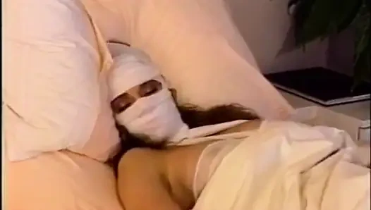 Siyah saçlı kız ağzında amcıktaki yarağı seviyor