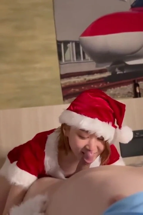 En tatlı Noel Baba kız merhaba demek için geliyor. Tatlı selamlamalar, şenlikli titreşimler, kalpler yarışıyor!