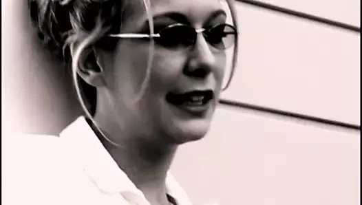 Sarışın sürtük yatakta sikiliyor