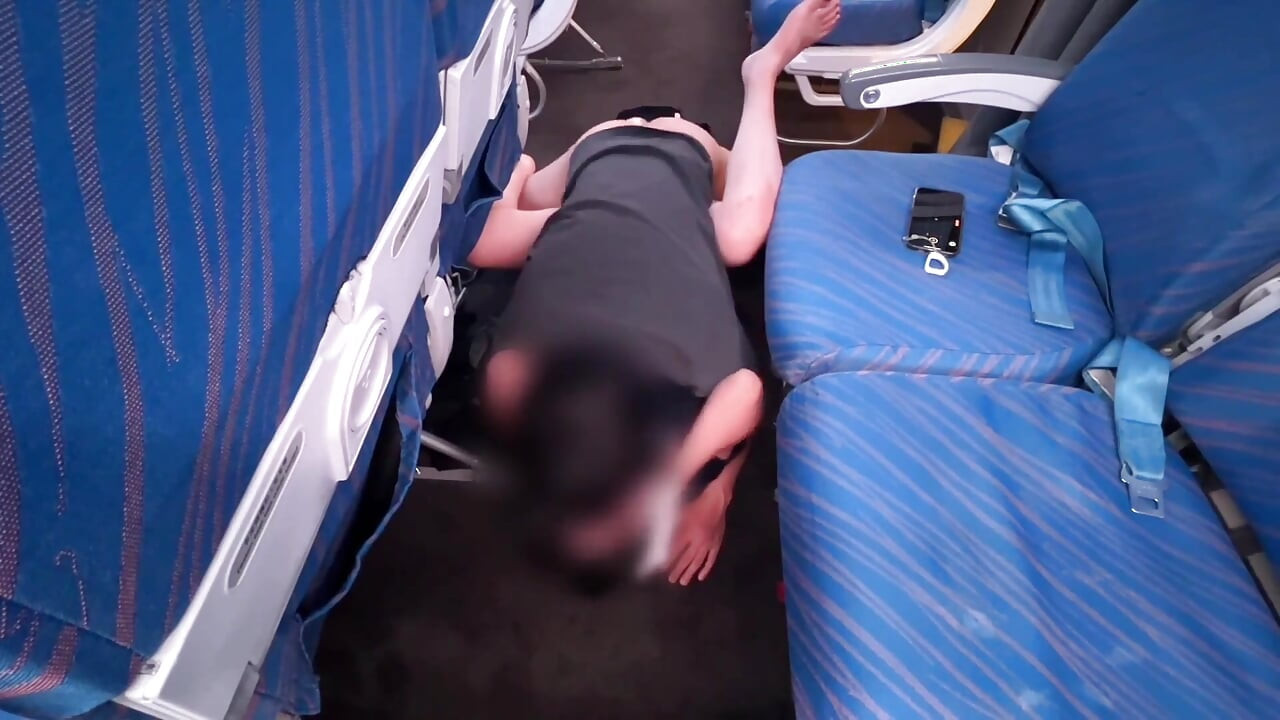 Kabin görevlisi ve yemek yerine servis ediliyor