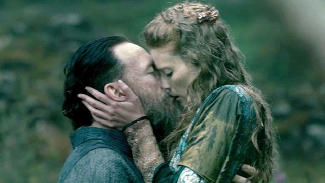 Alyssa Sutherland, Vikings'te bir adama biniyor - scandalplanet.com