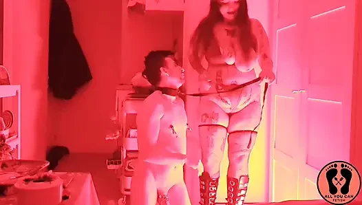 İtaatkar adam Deedee'nin kölesi çok itaatkar olmalı