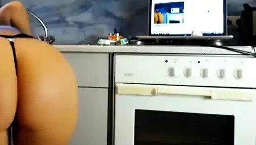 Baştan çıkarıcı g-string azdırma: sexydea'nın çekici kıvrımlarıyla gösterişini izleyin