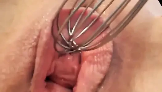 Fışkırtma, aşağılama ve mutfak dışkısına sokma - ateşli evli kadın/orta yaşlı seksi kadın mutfağında ve yemek masasında sert sikiliyor