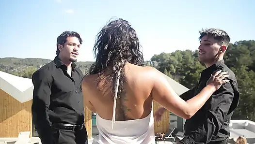 Açık hava röportajından sonra kahverengi esmer süperle üçlü