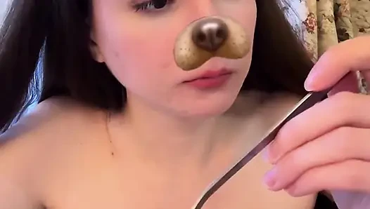 Mukbang asmr çıplak - köfte yiyor, kırmızı külot ve yaramaz Rus sohbeti