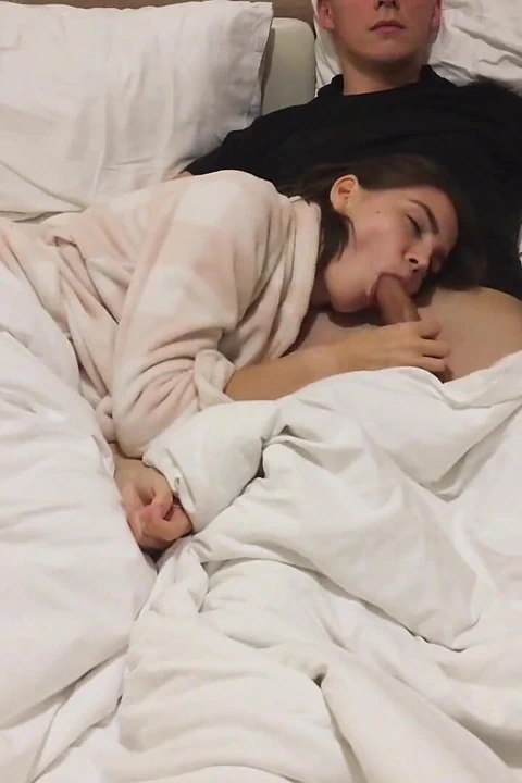 Ateşli kız film izlerken evde rahatlatıcı bir sakso çekiyor