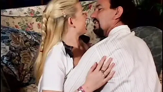 Beyaz çoraplı sevimli genç kız yarak emiyor ve kanepede sikişiyor
