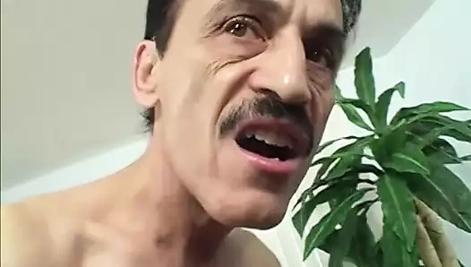 Asyalı genç kız sevgilisi ve üvey babası tarafından ağzını ve amını parçalıyor