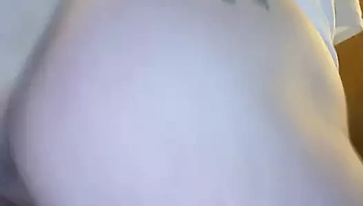 Kızıl saçlı karısı dans ederken seksi bulaşıkları yıkıyor