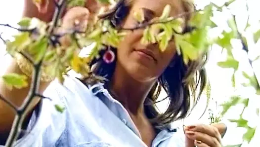 Seksi bir Alman bayan açık havada göğüslerine püskürtülür