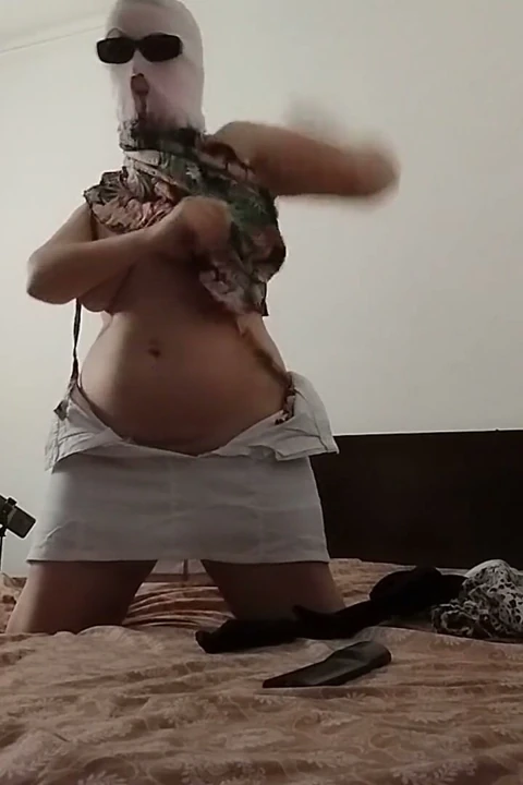 Amatör kadın kıyafetlerini denemek ve kesmekle eğleniyor