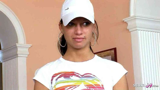 Sevimli kız kicsi 18 ilk kez bire bir üçlü at pikap kolej döküm