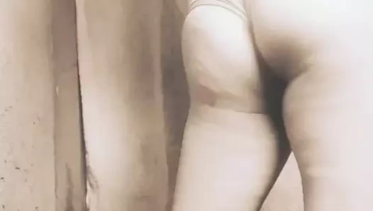 Asyalı kız doğal büyük götünü esnetiyor