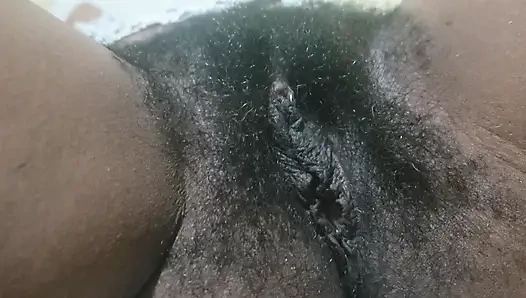 Sert sikişen orta yaşlı seksi kadın olgun allure ile dolu baştan çıkarıcı bir yetişkin fantezisi yaratıyor