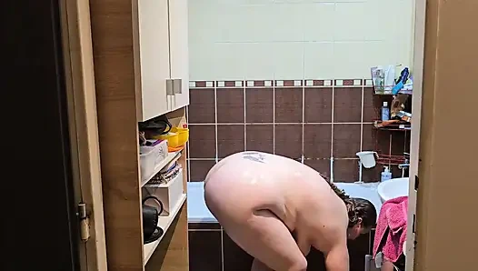 Birlikte duş alırken ateşli sekse dönüşüyor ve karısının amının dölle dolmasıyla bitiyor