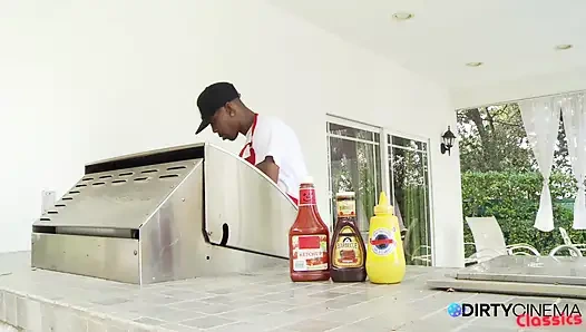 Yemek pişirme vahşi zenci grup seks partisine dönüşüyor