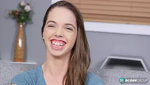 Mia Monroe yaramaz bir röportaj için oturuyor ve sonra o