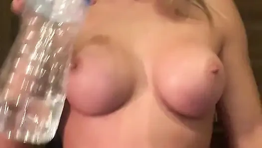 Su şişesi içme2litres 31 çekiyor striptiz