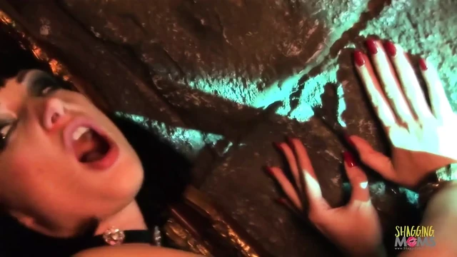 Круглая милфа-блондинка, которая жаждет анального тройничка