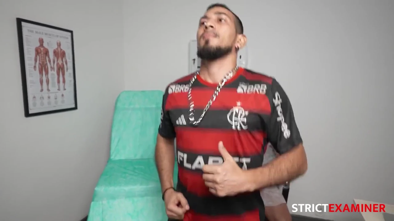 Porno gay de examen médico entre dos amigos uniformados