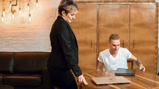 Tutor4k. seks ihtiyacı öğretmeni bir ilişki yaşamaya motive ediyor