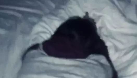 Bir partide bir kızla sevişmek. sıcak!