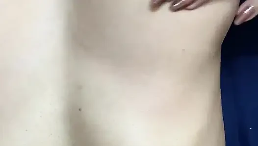 Utangaç üvey kız kardeşimi onu sert sikmek ve amına boşalmak için banyo yapmaya davet ediyorum