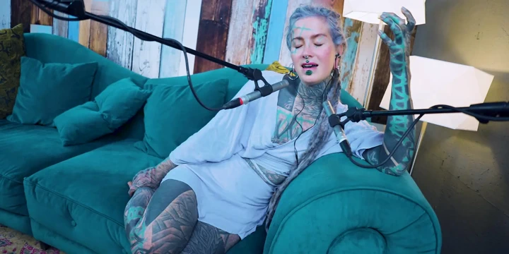 F hakkında konuşuyorum - korku - asmr podcast sfw konuşuyor gotik sıska kız dreadlocks dövmeli model dövmeli kız