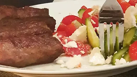 Bir restoranda külot içinde gür titreyen lovense