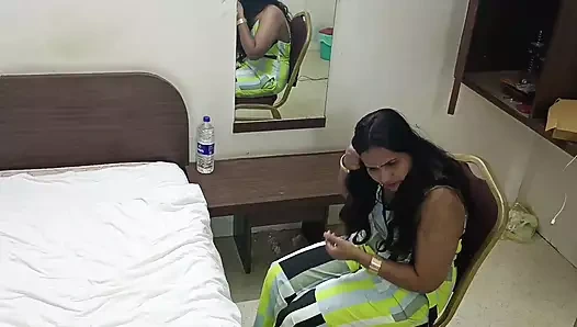 Büyük memeli desi Hintli orta yaşlı seksi kadın amcık yalıyor ve sikişiyor