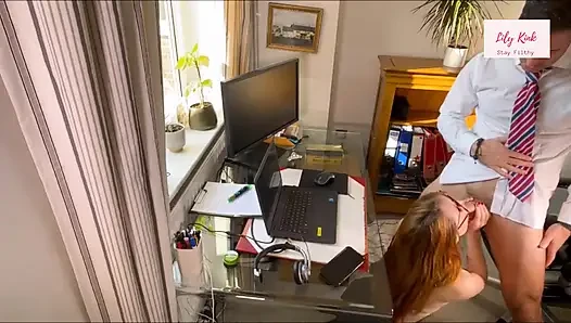 Patronumu ofiste baştan çıkararak masanın üzerinde sikiyorum