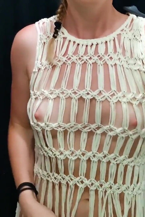 Soyunma odasında elbise deniyor