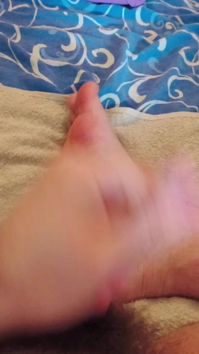 Yarağımı okşuyorken ayak kokluyor ve emiyor