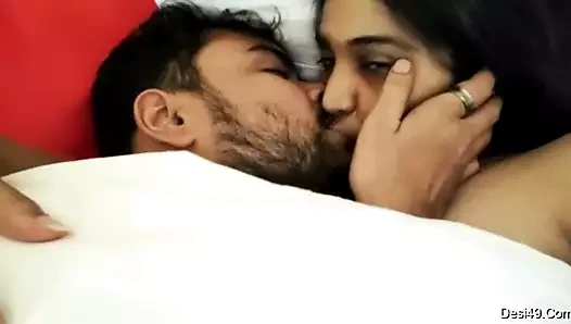 Desi yenge'nin güzel göğüsleri sıcak oral seks 2 ile okşadı