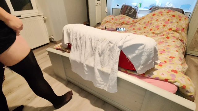 Tatlı kıçlı kız kıçından farklı kayışlar almayı seviyor
