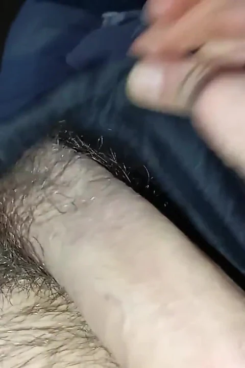 Twink güzel büyük sert yarağına mastürbasyon yapıyor ve karnına boşalıyor