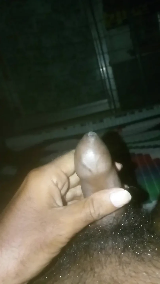 Geceleri yatakta çalışırken elle muamele ile yarağı sallıyor.