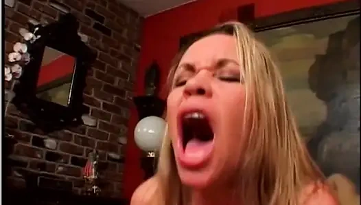 Sarışın MILF ile büyük göğüsler ve kedi piercing büyük horoz alır