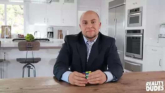 Max Blairwood, Eli Hunter'ı bulmacasını çözmekten alıkoyuyor