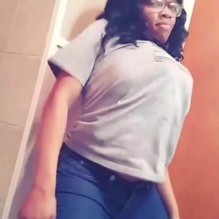 Gri gömlekli zıplayan gözlüklü Aairieele