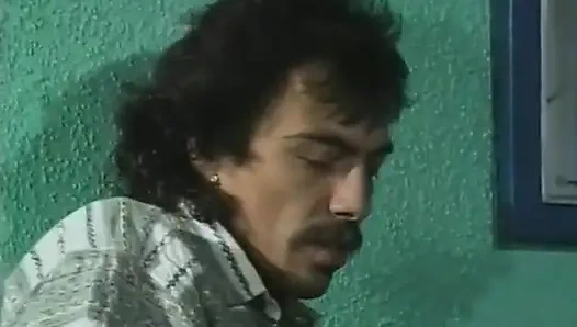 Kocaman doğal göğüslere sahip sevimli bir genç