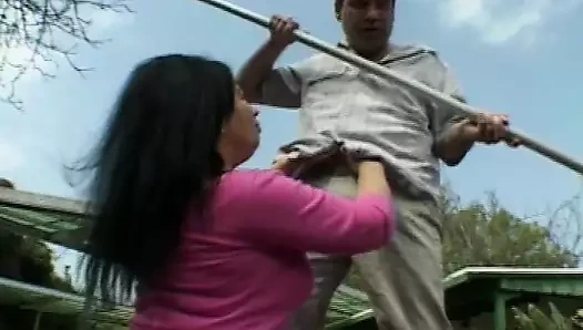 Havuz oğlan alır the çubuk ovuşturdu sert