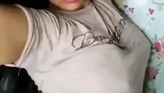 Zıplayan göğüsler Hint kız