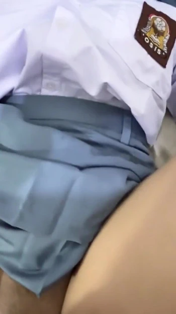 Сногсшибательный момент из "Аренды старшеклассников, использующих презервативы (боится забеременеть)"